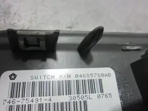 Foto de MANDO ELEVALUNAS DELANTERO DERECHO CHRYSLER VOYAGER (RG) referencia 04685780AB foto 2