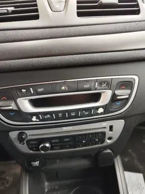 Foto de MANDO CALEFACCION / AIRE ACONDICIONADO RENAULT MEGANE III BERLINA 5P 1.5 dCi Diesel FAP (110 CV / 81 KW)