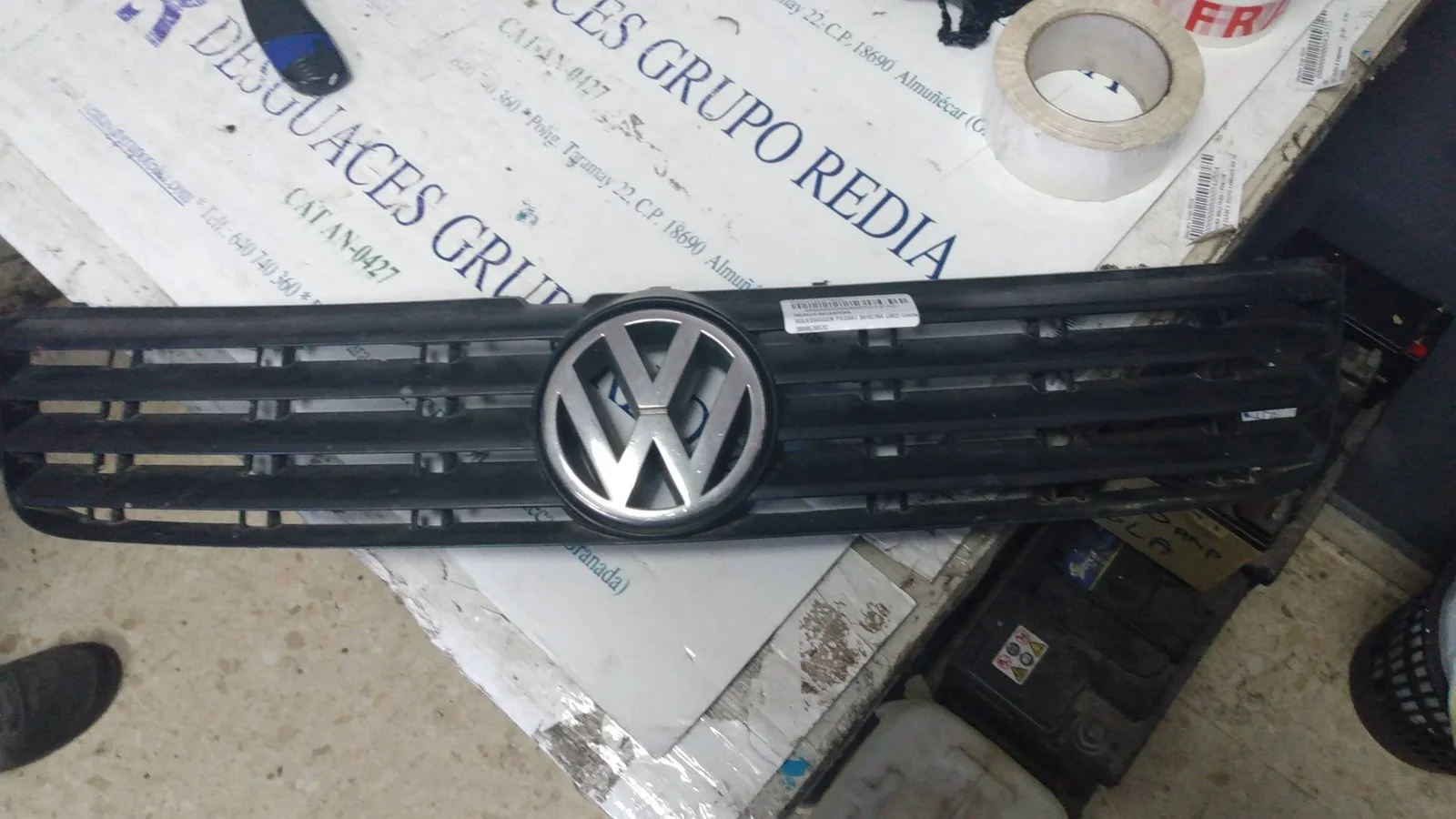 Foto de REJILLA DELANTERA VOLKSWAGEN PASSAT BERLINA (3B2) 1.9 TDI (110 CV / 81 KW) referencia 3B0853653C