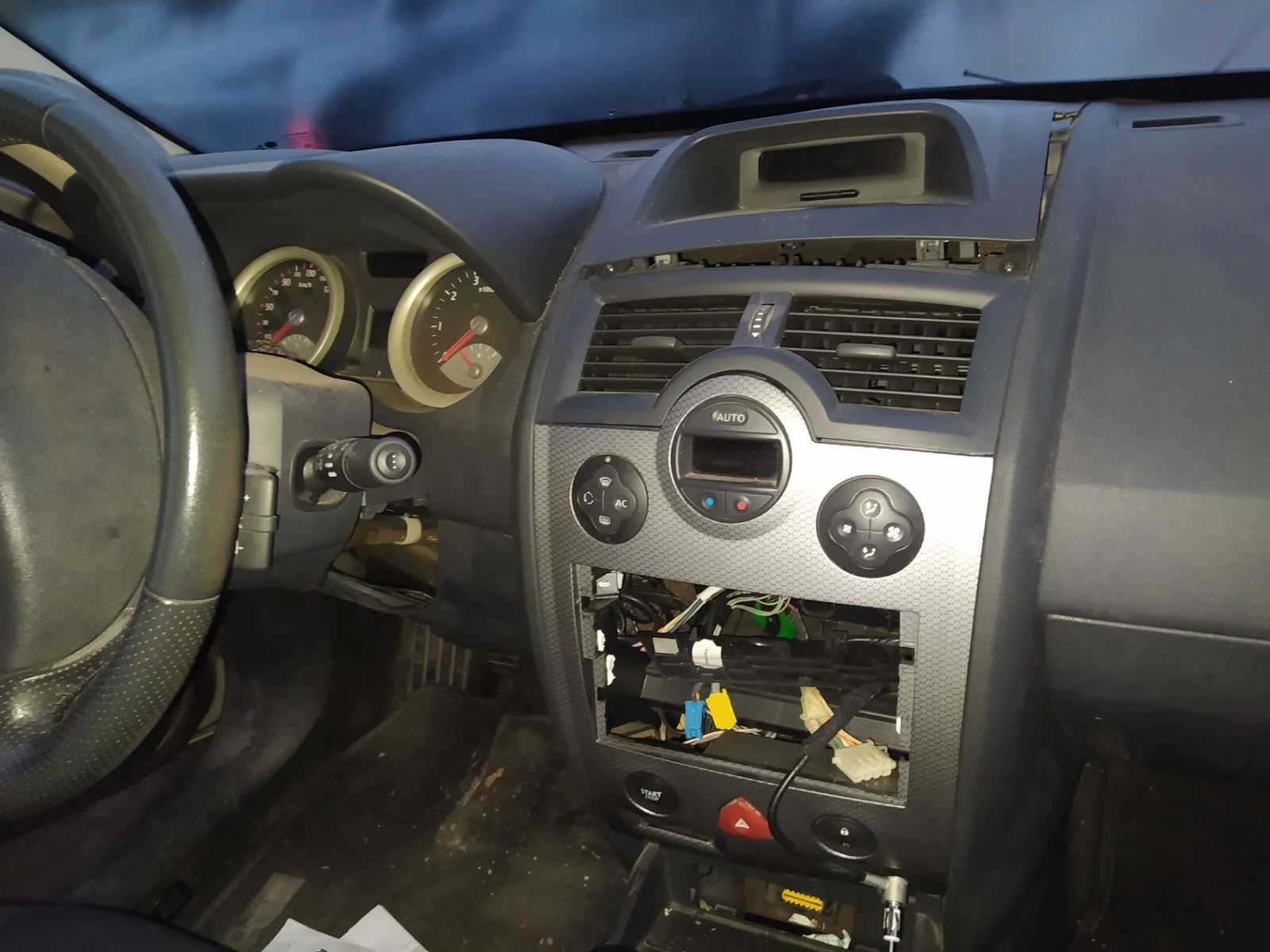 Foto de MANDO CALEFACCION / AIRE ACONDICIONADO RENAULT MEGANE II CLASSIC BERLINA 1.6 16V (113 CV / 83 KW)