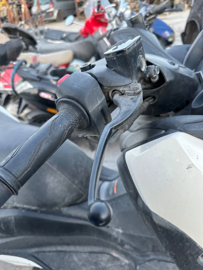 Foto de MANETA DERECHA YAMAHA X-MAX 300 292 cm3 - 20.6 kW (0 CV / 0 KW)