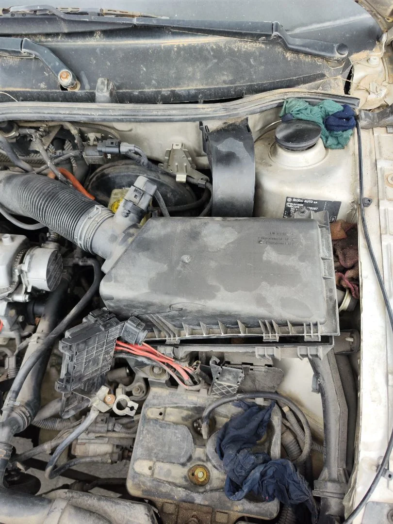 Foto de CAJA FILTRO AIRE SKODA OCTAVIA BERLINA (1U2) 1.9 TDI (90 CV / 66 KW) referencia 1J0129620