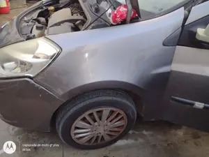 Foto de ALETA DELANTERA IZQUIERDA RENAULT CLIO III 1.2 16V (75 CV / 55 KW)
