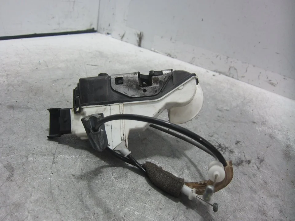 Foto de CERRADURA PUERTA DELANTERA IZQUIERDA CITROEN C4 CACTUS 1.2 12V VTi (82 CV / 60 KW) referencia A048069