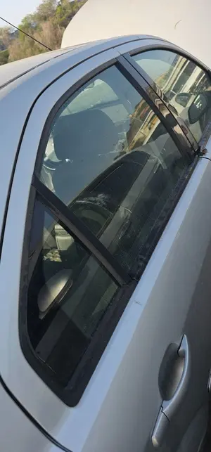 Foto de LUNA TRASERA DERECHA FORD MONDEO BERLINA (GE) 2.0 16V DI TD CAT (116 CV / 85 KW) referencia 1303630