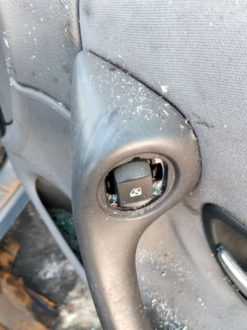 Foto de MANDO ELEVALUNAS DELANTERO DERECHO RENAULT LAGUNA II (BG0) 1.9 dCi Diesel CAT (101 CV / 74 KW)