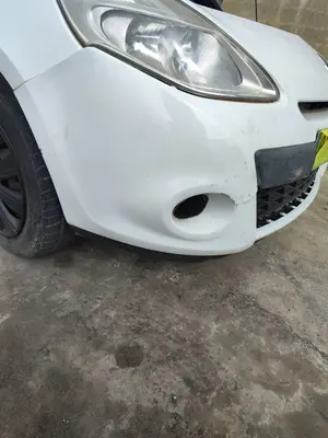 Foto de PARAGOLPES DELANTERO RENAULT CLIO III 1.5 dCi Diesel FAP (75 CV / 55 KW) foto 6