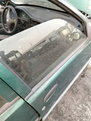 Foto de LUNA DELANTERA DERECHA PEUGEOT 106 (S2) 1.1  (60 CV / 44 KW)