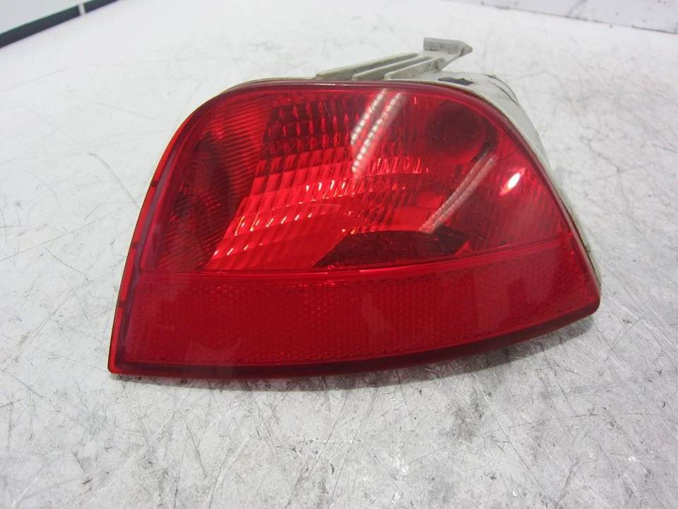 Foto de FARO ANTINIEBLA TRASERO IZQUIERDO FORD FOCUS BERLINA (CAP) 1.6 16V CAT (101 CV / 74 KW) referencia 2024101004