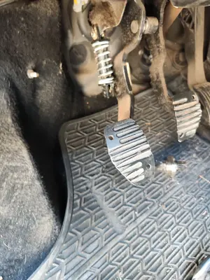 Foto de PEDAL EMBRAGUE CITROEN BERLINGO FURGÓN 1.6 16V HDi FAP (75 CV / 55 KW)