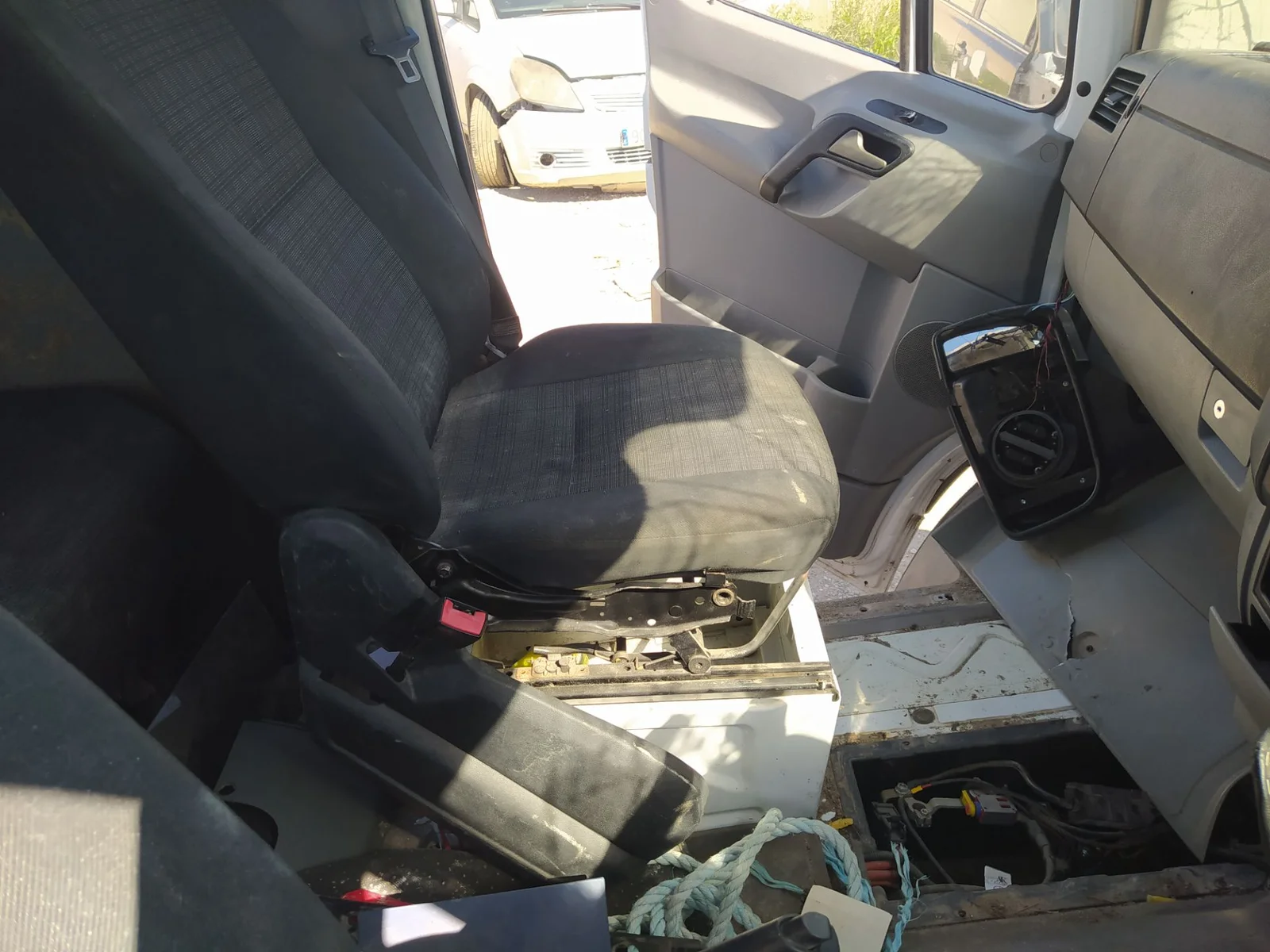 Foto de ENGANCHE CINTURON DELANTERO IZQUIERDO MERCEDES-BENZ SPRINTER II CAMIÓN DOKA 2.1 CDI CAT (129 CV / 95 KW)