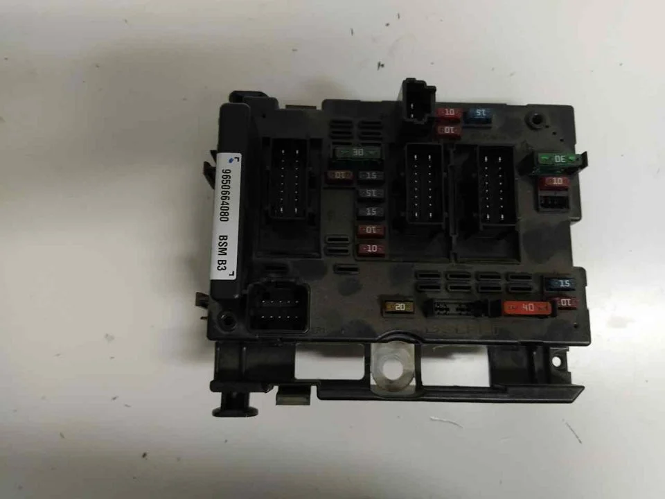 Foto de CAJA RELES / FUSIBLES PEUGEOT 206 CC CABRIO-COUPÉ 1.6 16V CAT (109 CV / 80 KW) referencia 9650664080