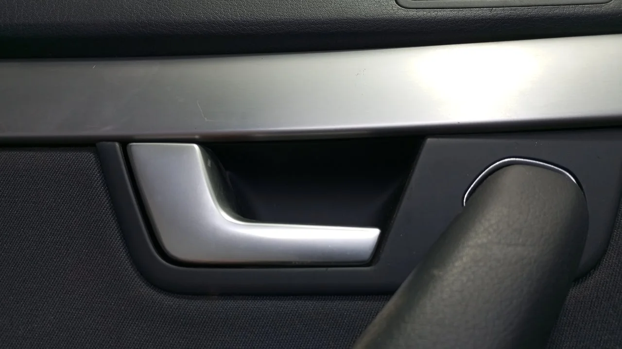 Foto de MANETA INTERIOR TRASERA IZQUIERDA AUDI A4 BERLINA (8E) 2.0 16V TDI (170 CV / 125 KW) referencia 8E0839019A