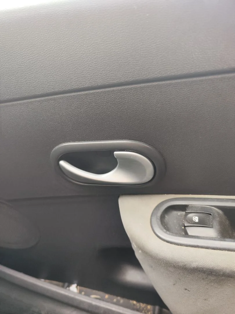 Foto de MANETA INTERIOR DELANTERA DERECHA RENAULT CLIO III 1.5 dCi Diesel FAP (75 CV / 55 KW)