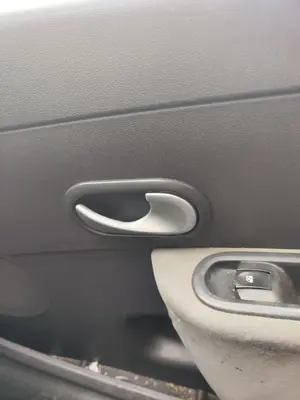 Foto de MANETA INTERIOR DELANTERA DERECHA RENAULT CLIO III 1.5 dCi Diesel FAP (75 CV / 55 KW)