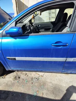 Foto de PUERTA DELANTERA IZQUIERDA RENAULT MEGANE II BERLINA 5P 1.5 dCi Diesel (101 CV / 74 KW)
