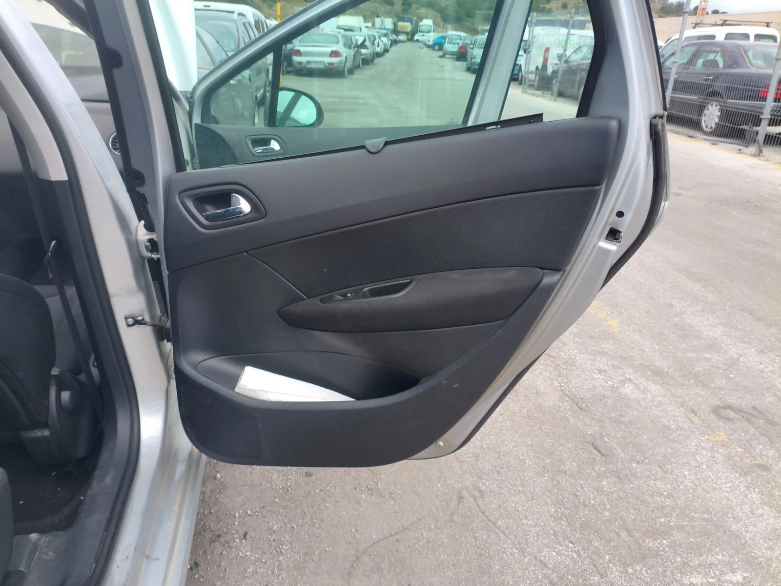 Foto de GUARNECIDO PUERTA TRASERA DERECHA PEUGEOT 308 SW 2.0 16V HDi FAP CAT (RHR / DW10BTED4) (136 CV / 100 KW)