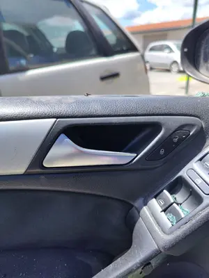 Foto de MANETA INTERIOR DELANTERA IZQUIERDA VOLKSWAGEN GOLF VI (5K1)(10.2008) 2.0 TDI (110 CV / 81 KW) referencia 5K3868713A 81U
