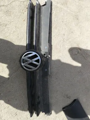 Foto de REJILLA DELANTERA VOLKSWAGEN GOLF IV BERLINA (1J1)(10.1997) 1.9 TDI (101 CV / 74 KW) referencia 1J0853655G