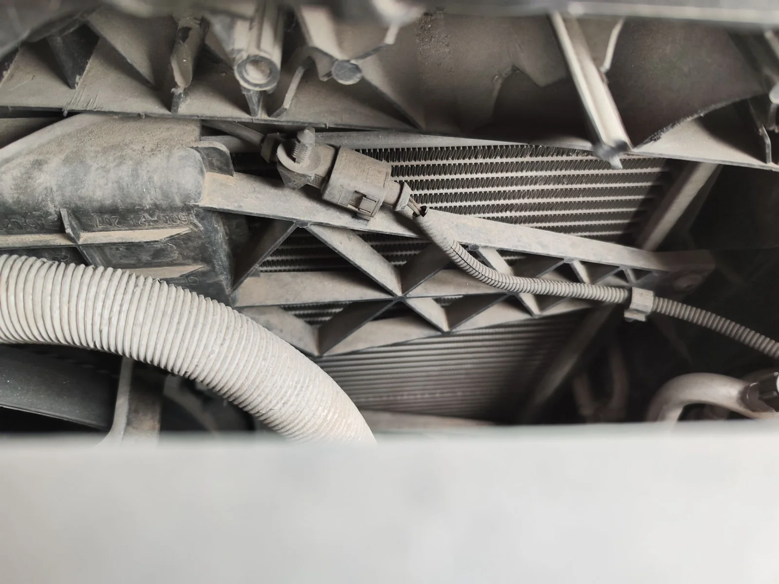 Foto de CONDENSADOR / RADIADOR AIRE ACONDICIONADO VOLKSWAGEN POLO IV (9N1) 1.4 16V (75 CV / 55 KW) referencia 6Q0820411K