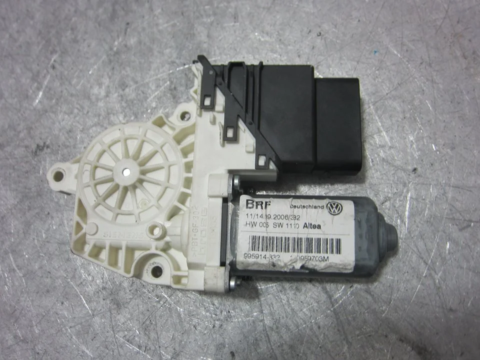 Foto de MOTOR ELEVALUNAS TRASERO IZQUIERDO SEAT ALTEA XL (5P5) 1.9 TDI (105 CV / 77 KW) referencia 995914332