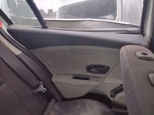 Foto de GUARNECIDO PUERTA TRASERA IZQUIERDA RENAULT MEGANE III BERLINA 5P 1.5 dCi Diesel CAT (86 CV / 63 KW) referencia 829A16617R