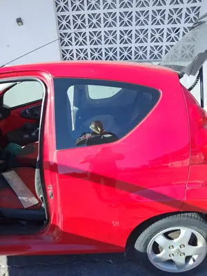 Foto de LUNA CUSTODIA TRASERA IZQUIERDA PEUGEOT 107 1.0 CAT (384F) (68 CV / 50 KW)