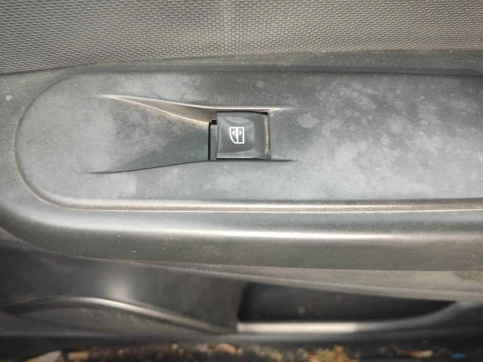 Foto de MANDO ELEVALUNAS TRASERO DERECHO RENAULT CAPTUR I 1.5 dCi Diesel FAP Energy (90 CV / 66 KW) referencia 829614619R