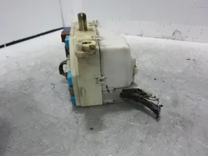 Foto de CAJA RELES / FUSIBLES TOYOTA YARIS (NCP1/NLP1/SCP1) 1.4 Turbodiesel CAT (75 CV / 55 KW) foto 3