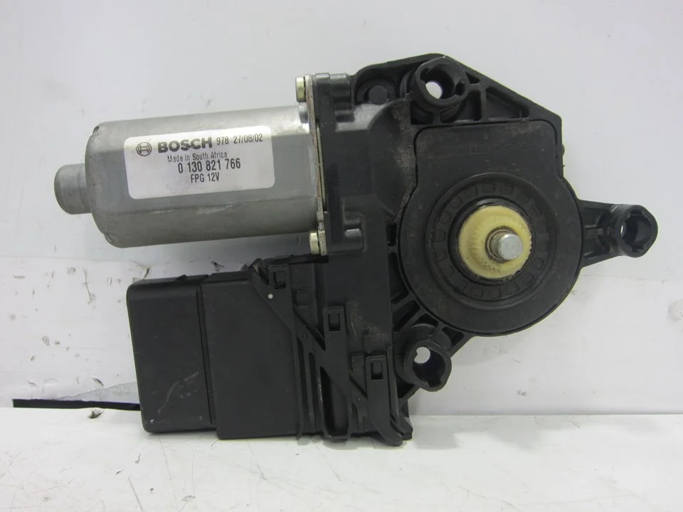 Foto de MOTOR ELEVALUNAS TRASERO DERECHO SEAT LEON (1M1) referencia 9776105407301