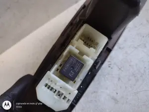 Foto de MANDO ELEVALUNAS TRASERO IZQUIERDO LEXUS RX 300 (MCU35) 3.0 V6 CAT (204 CV / 150 KW) referencia 8403048070 foto 3