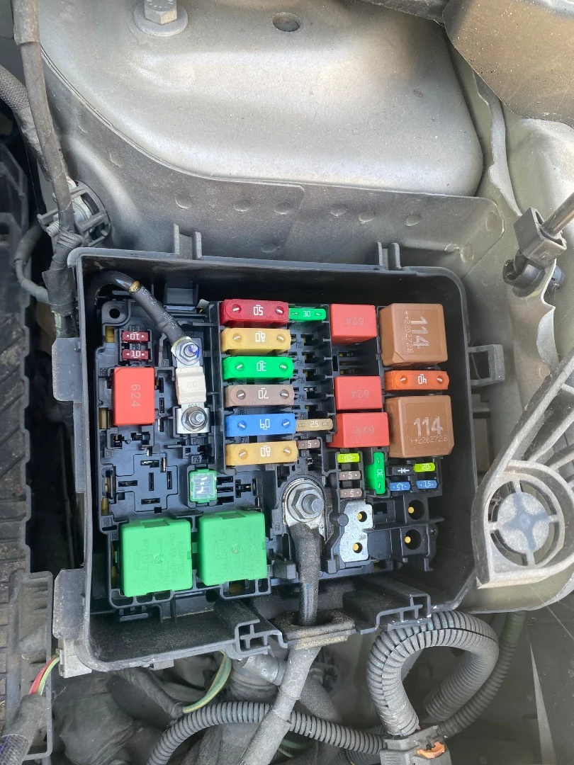 Foto de CAJA RELES / FUSIBLES PEUGEOT 208 (P2) 1.2 PureTech (74 CV / 55 KW)