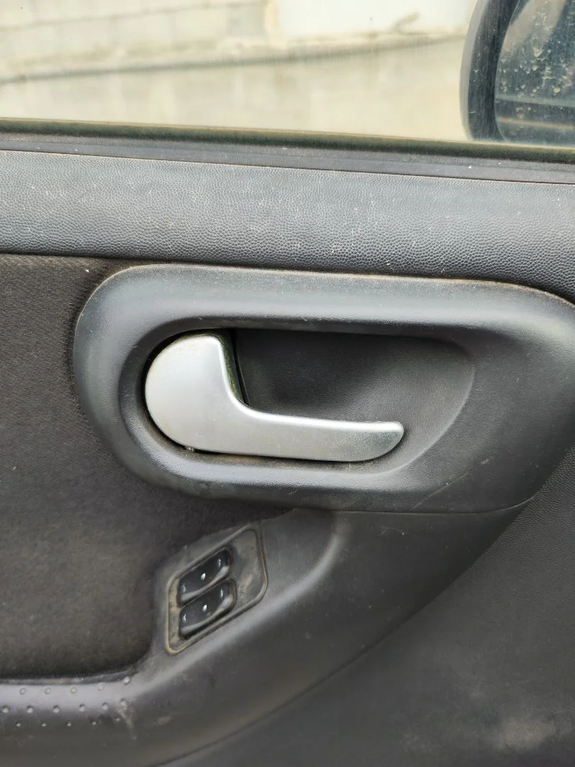 Foto de MANETA INTERIOR DELANTERA IZQUIERDA OPEL CORSA C 1.2 16V CAT (Z 12 XEP / LB4) (80 CV / 59 KW)