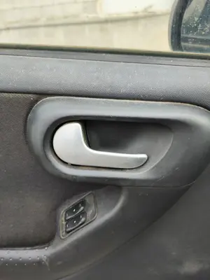 Foto de MANETA INTERIOR DELANTERA IZQUIERDA OPEL CORSA C 1.2 16V CAT (Z 12 XEP / LB4) (80 CV / 59 KW)