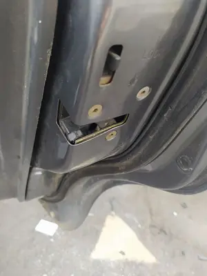 Foto de CERRADURA PUERTA TRASERA DERECHA MITSUBISHI SPACE STAR (DG0) 1.6 CAT (98 CV / 72 KW)