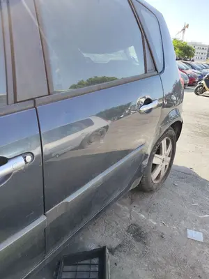 Foto de PUERTA TRASERA IZQUIERDA RENAULT SCENIC II (JM) 1.5 dCi Diesel (106 CV / 78 KW) foto 2