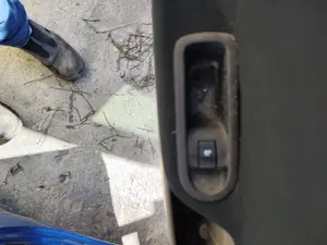 Foto de MANDO ELEVALUNAS TRASERO IZQUIERDO RENAULT MEGANE II BERLINA 5P 1.5 dCi Diesel (101 CV / 74 KW)