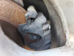 Foto de PINZA DE FRENO TRASERA IZQUIERDA VOLKSWAGEN PASSAT BERLINA (3B2) 1.9 TDI (110 CV / 81 KW) referencia 8E0615423 foto 6