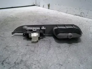 Foto de MANDO ELEVALUNAS TRASERO DERECHO NISSAN ALMERA (N15) 1.4 16V CAT (87 CV / 64 KW) referencia 82960 foto 4