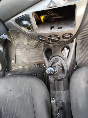 Foto de CONSOLA CENTRAL FORD FOCUS FAMILIAR (CAK) 1.8 TDCi Turbodiesel CAT (116 CV / 85 KW)