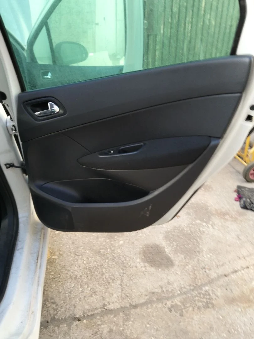 Foto de GUARNECIDO PUERTA TRASERA DERECHA PEUGEOT 308 SW 1.6 HDi FAP CAT (9HZ / DV6TED4) (109 CV / 80 KW)