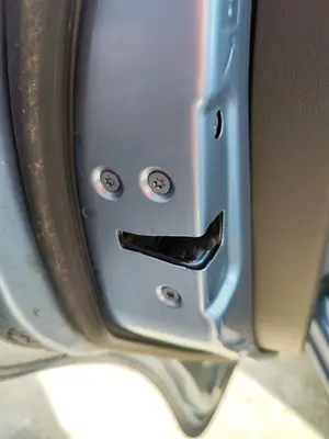 Foto de CERRADURA PUERTA TRASERA IZQUIERDA FORD FOCUS BERLINA (CAP) 1.8 TDCi Turbodiesel CAT (116 CV / 85 KW)