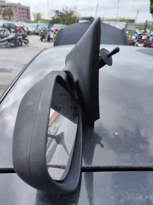 Foto de RETROVISOR IZQUIERDO RENAULT CLIO III 1.2 16V (75 CV / 55 KW)