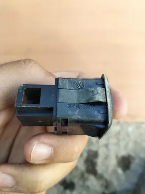 Foto de INTERRUPTOR VOLKSWAGEN GOLF IV BERLINA (1J1)(10.1997) 1.9 TDI (131 CV / 96 KW) referencia 3B0959833A foto 2