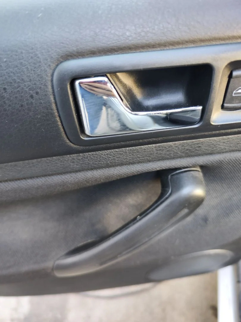 Foto de MANETA INTERIOR TRASERA IZQUIERDA VOLKSWAGEN GOLF IV BERLINA (1J1)(10.1997) 1.9 TDI (131 CV / 96 KW)