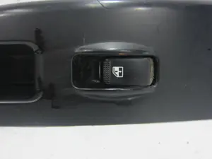 Foto de MANDO ELEVALUNAS TRASERO IZQUIERDO KIA CARENS (RS) 2.0 Turbodiesel CAT (113 CV / 83 KW) referencia 0K2FAB66370 foto 5