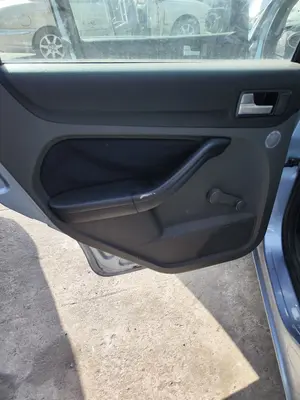 Foto de GUARNECIDO PUERTA TRASERA IZQUIERDA FORD FOCUS BERLINA (CAP) 1.8 TDCi Turbodiesel CAT (116 CV / 85 KW)