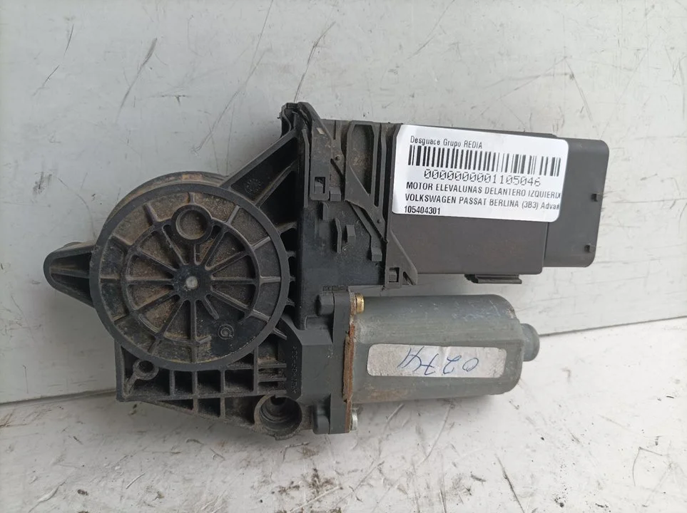 Foto de MOTOR ELEVALUNAS DELANTERO IZQUIERDO VOLKSWAGEN PASSAT BERLINA (3B3) 1.9 TDI (131 CV / 96 KW) referencia 105404301