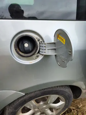 Foto de TAPA EXTERIOR COMBUSTIBLE PEUGEOT 307 BREAK/ SW (S2) 2.0 16V HDi FAP CAT (RHR / DW10BTED4) (136 CV / 100 KW) foto 2