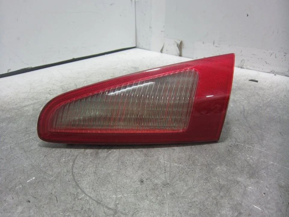 Foto de PILOTO TRASERO DERECHO INTERIOR ALFA ROMEO 147 (190) 1.6 16V CAT (105 CV / 77 KW) referencia 6069379